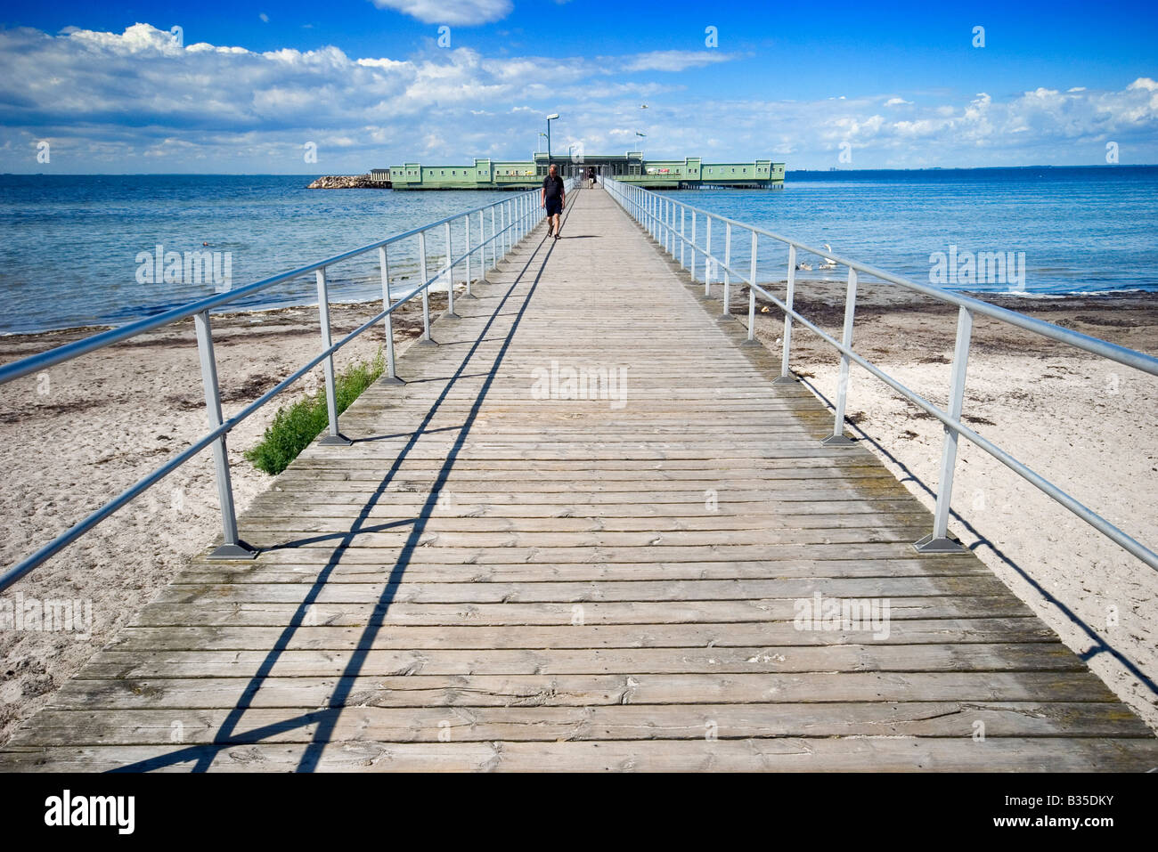 A long wooden pier connects Ribersborg beach in Malmö, Sweden, with the old open-air swimming bath known as Kallbadhuset. Stock Photo