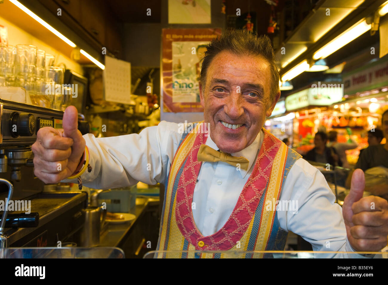 SPAIN Barcelona Juan Pinotxo owner of bar in La Boqueria produce market give thumbs up Stock Photo