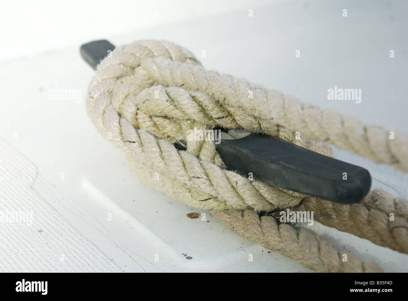 Rope tied fast around boat cleat Stock Photo Alamy