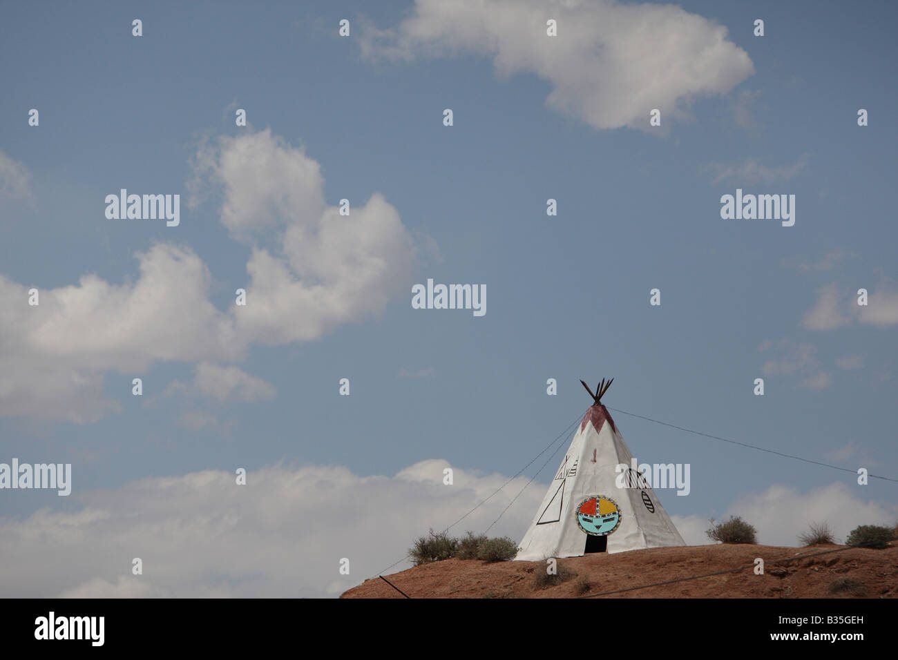 American indian home tent hi-res stock photography and images - Alamy