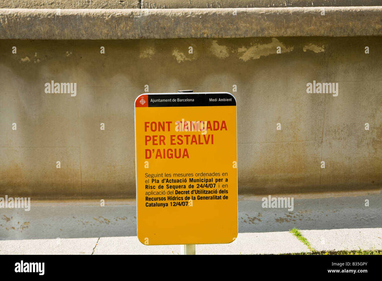 SPAIN Barcelona Sign explaining dry fountain in drought Plaza de Catalunya in Catalan language Stock Photo