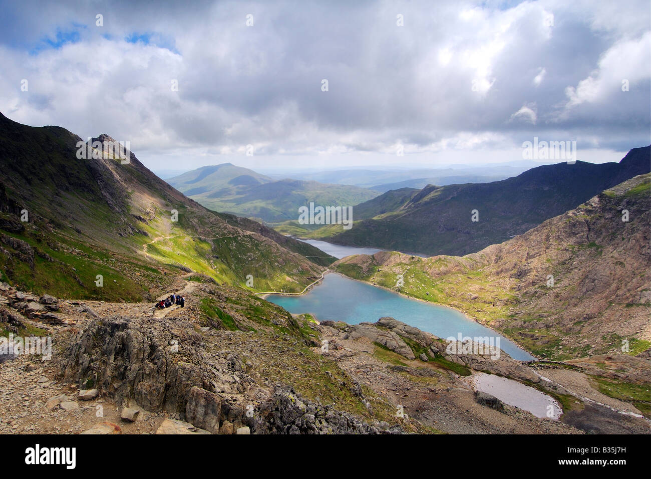 The view down the Pyg Track overlooking Llyn Glaslyn and Llyn Llydaw on the upper slopes of Mount Snowdon Stock Photo