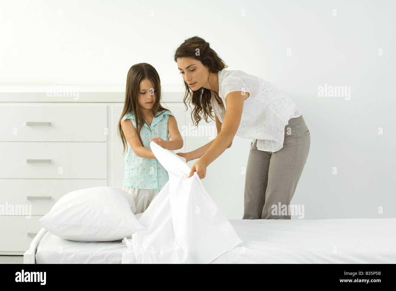 Making bed, sheet over kid hires stock photography and images Alamy