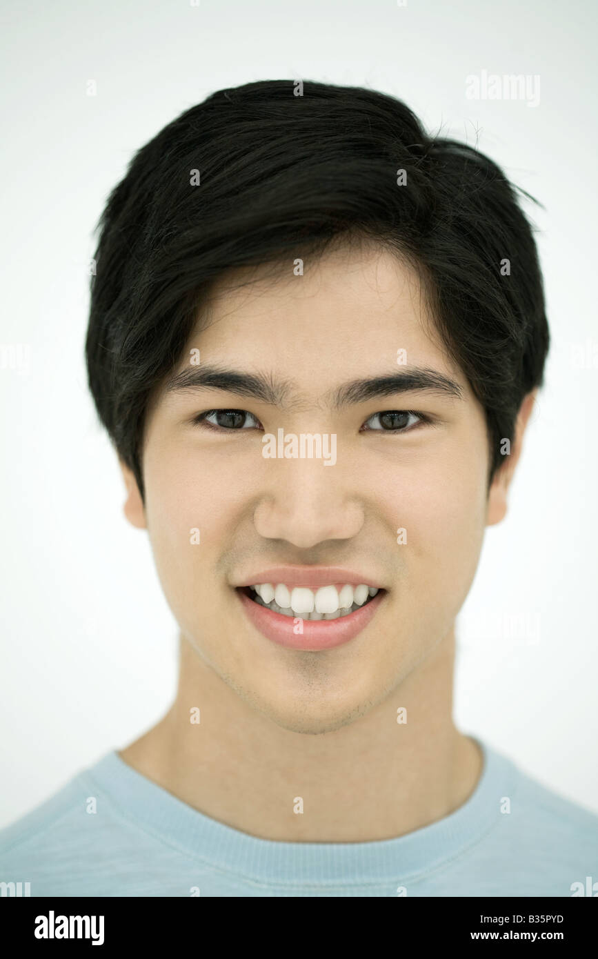 Young man smiling at camera, portrait Stock Photo - Alamy