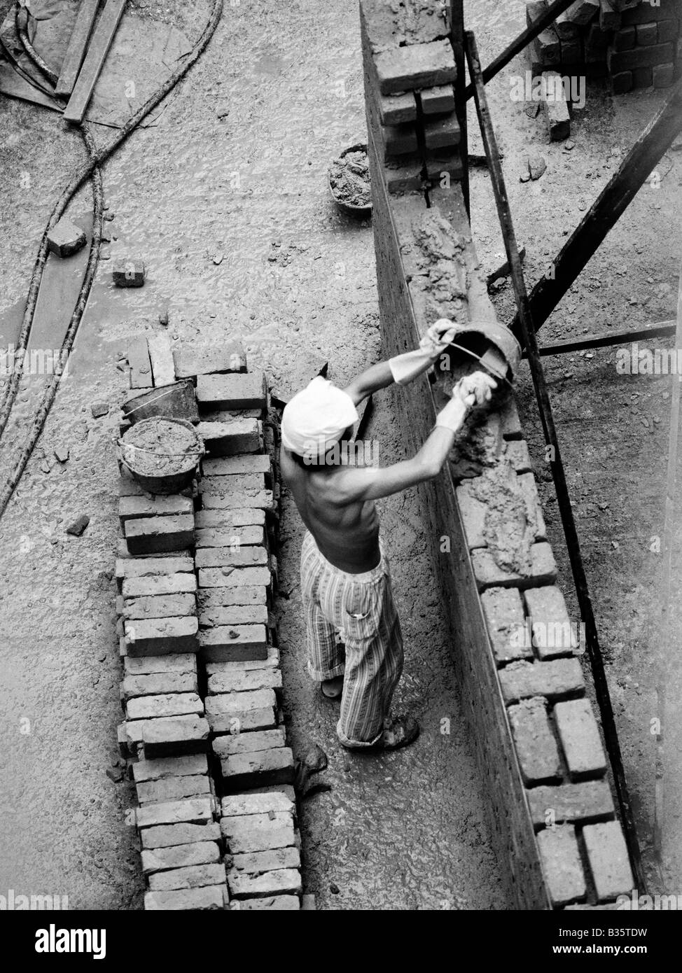 Chinese bricklayer at work Hong Kong 1979 Stock Photo