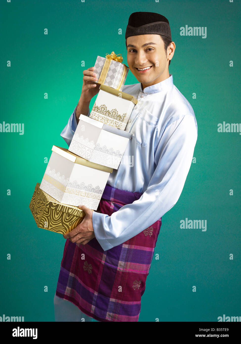 Malay male celebrating hari raya hi-res stock photography and images ...