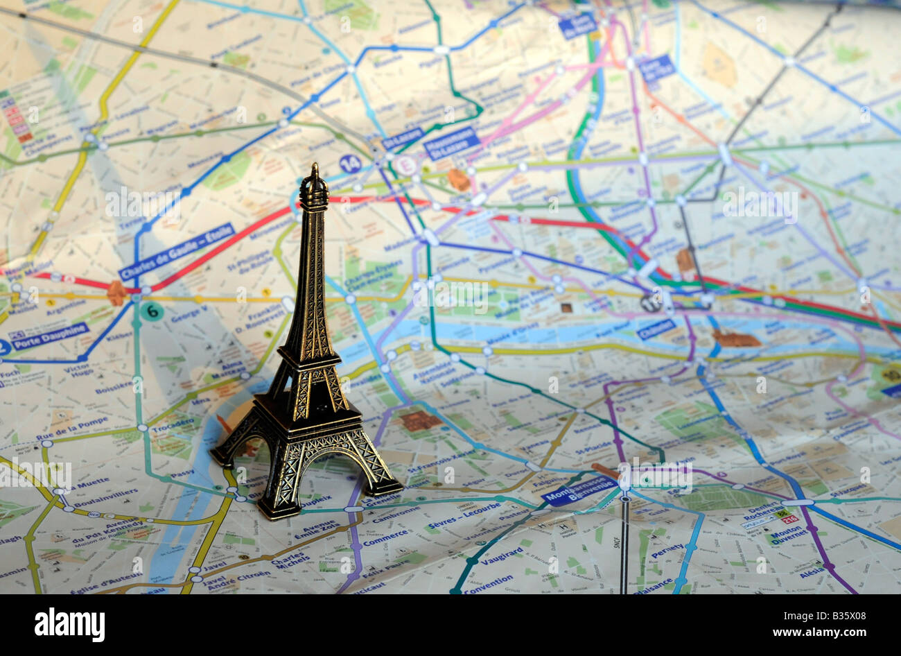 Un modelo en pequeña escala de la torre Eiffel en un mapa de París, Francia  Fotografía de stock - Alamy