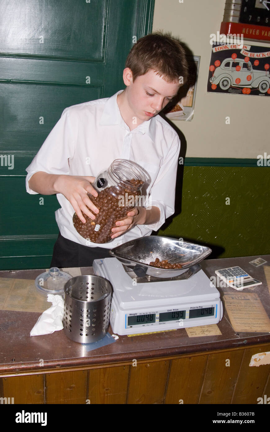 https://c8.alamy.com/comp/B3607B/young-man-weighing-out-traditional-sweets-in-sweet-shop-B3607B.jpg