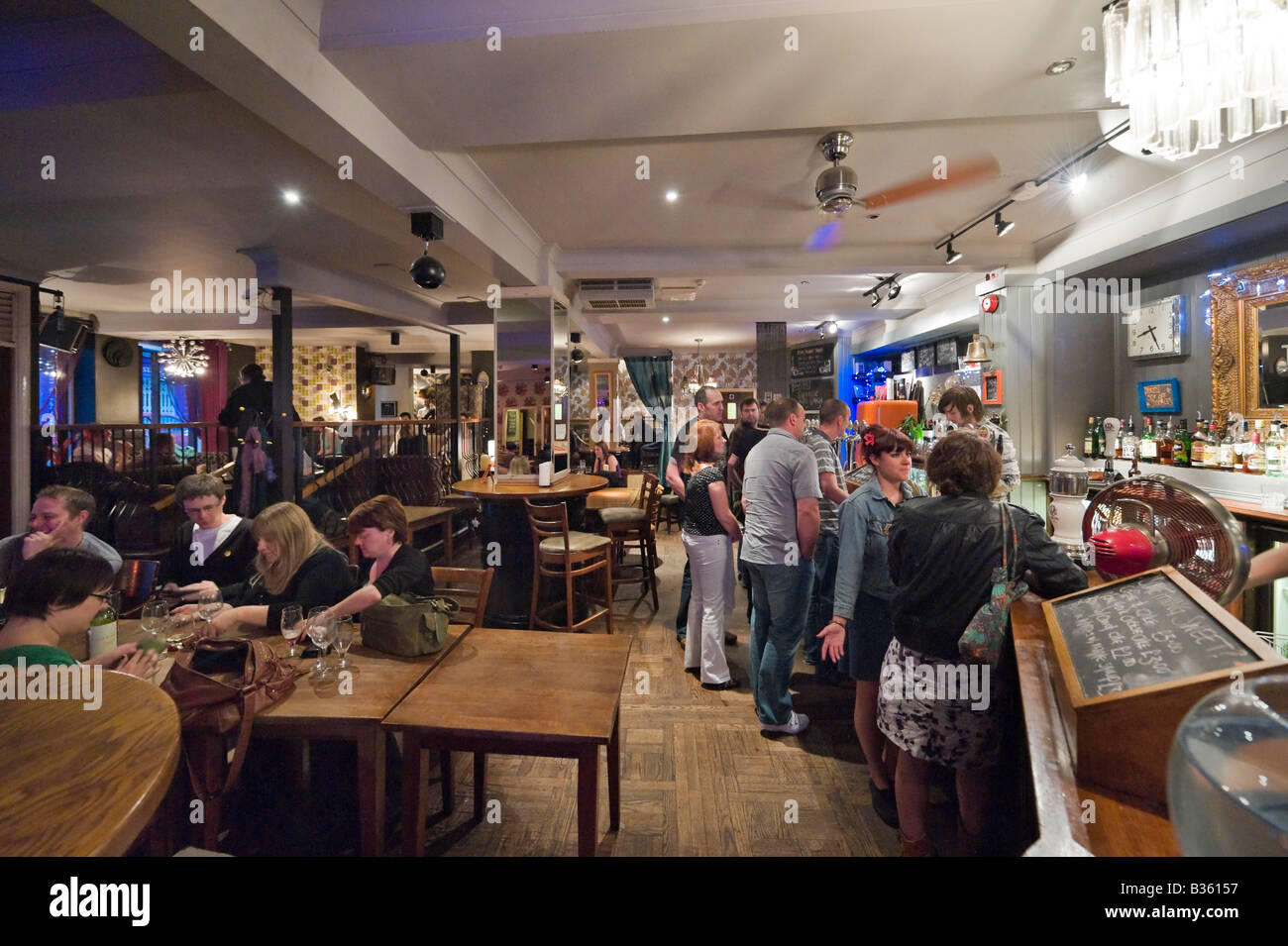 Leeds at night hires stock photography and images Alamy