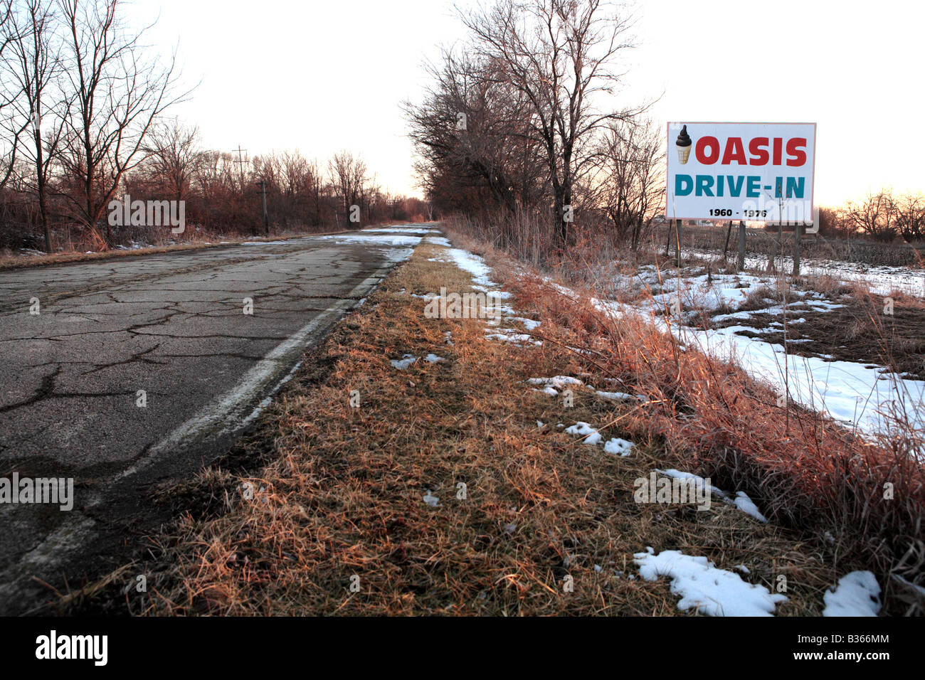 MEMORY LANE PORTION OF THE ORIGINAL 1926 ROUTE 66 NEAR LEXINGTON ILLINOIS USA IN WINTER ROUTE 66 