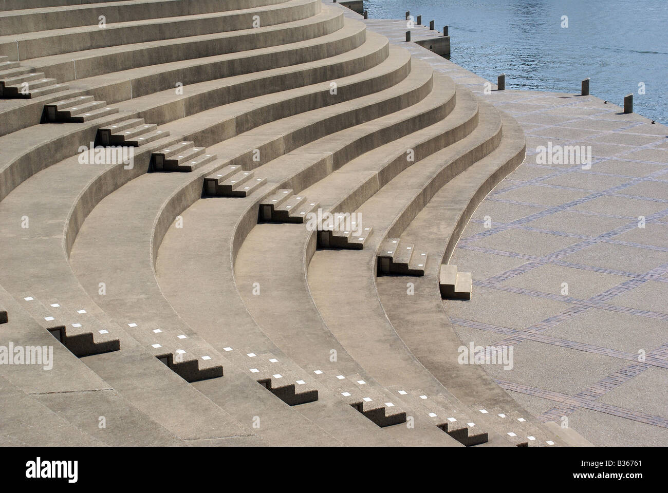 Riverfront steps seating waterfront hi-res stock photography and images ...