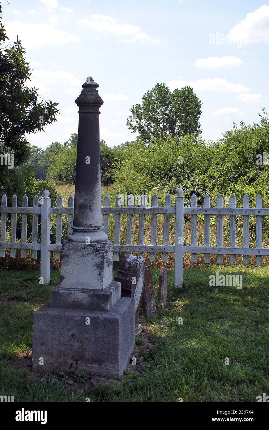 Tall graveyard fence hi-res stock photography and images - Alamy
