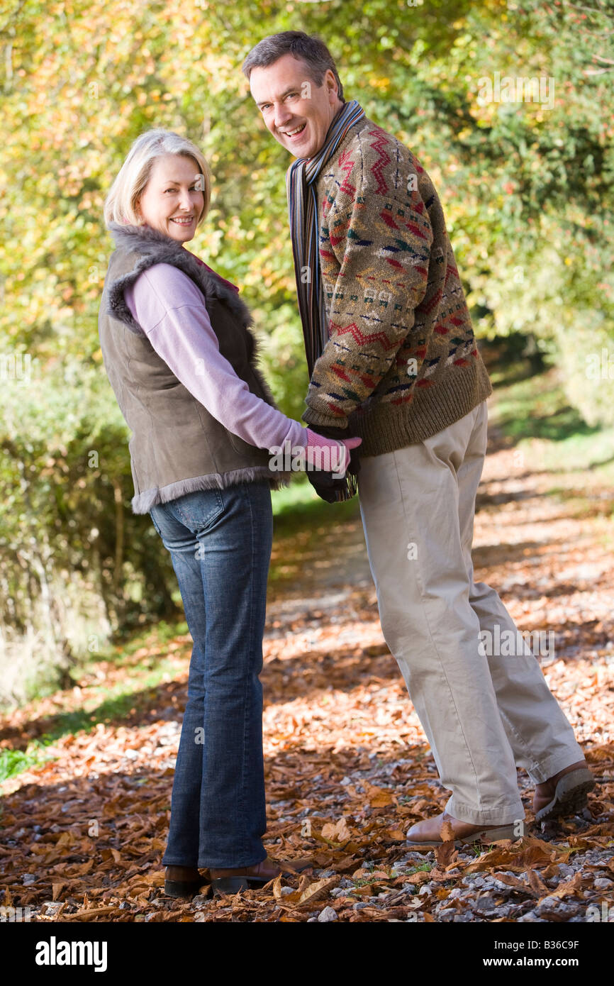 Супруги на прогулке. Фотосессия молодой пары в парке. Летняя фотосессия на природе пара. Летняя фотосессия в парке. Жена с мужем в парке.