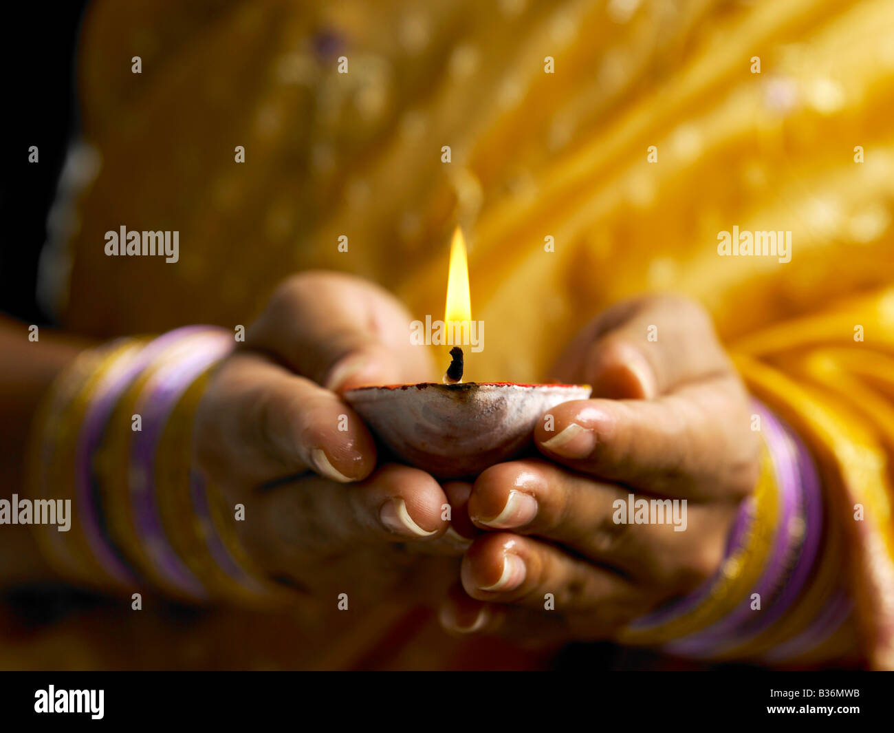 Trouw Koningin Afzonderlijk Pair of hand holding clay oil lamp Stock Photo - Alamy