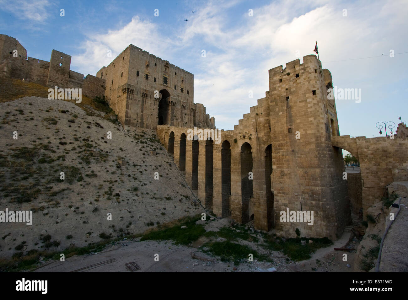 Middle East 1950-1955: Syria View of the city of Aleppo with the citadel  above Date: 1950 Location: Aleppo, Syria Keywords: fortresses, landscapes,  panoramas Stock Photo - Alamy