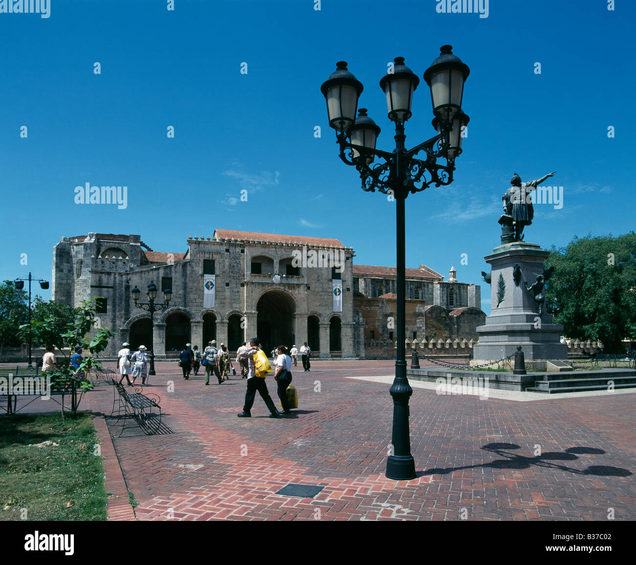 Park Colon with Santa Maria la Menor Cathedral, Santo Domingo, Dominic Republic Stock Photo