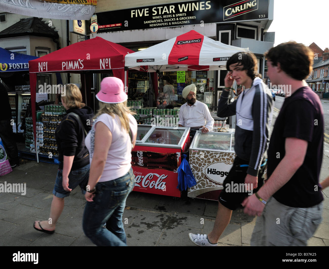 Local traders tak ing advantage of the increased foot traffic on the Caversham Road during the Reading Festival, Reading, UK 1/2 Stock Photo