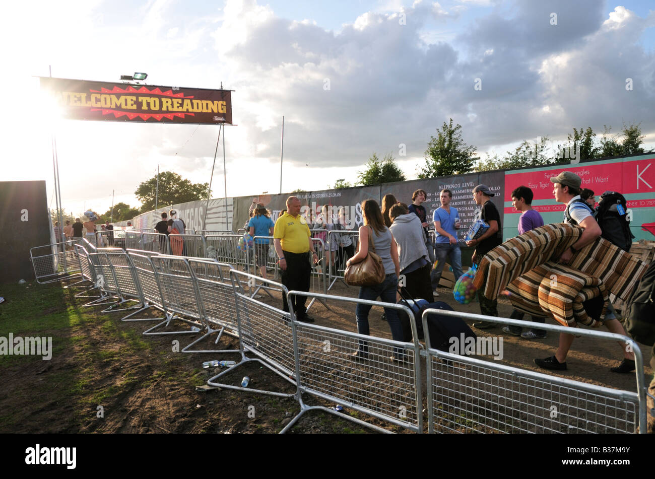 Festival goers arriving at the main entrance to the Reading Festival carrying luggage, Reading, UK 2/2 Stock Photo