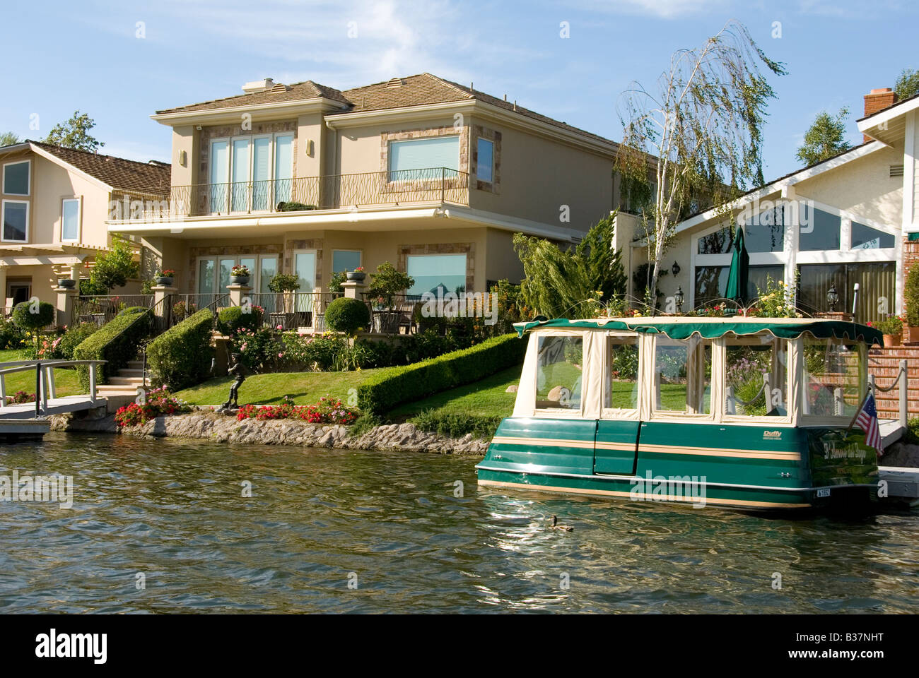Exclusive community Houses, Homes along Lake in Westlake Village, los