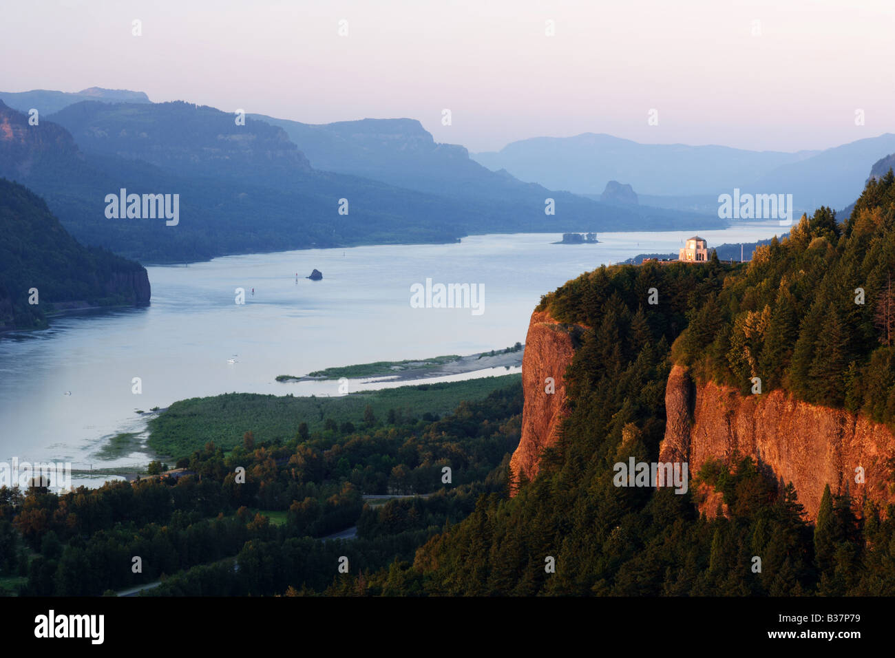Columbia river gorge between hi-res stock photography and images - Alamy