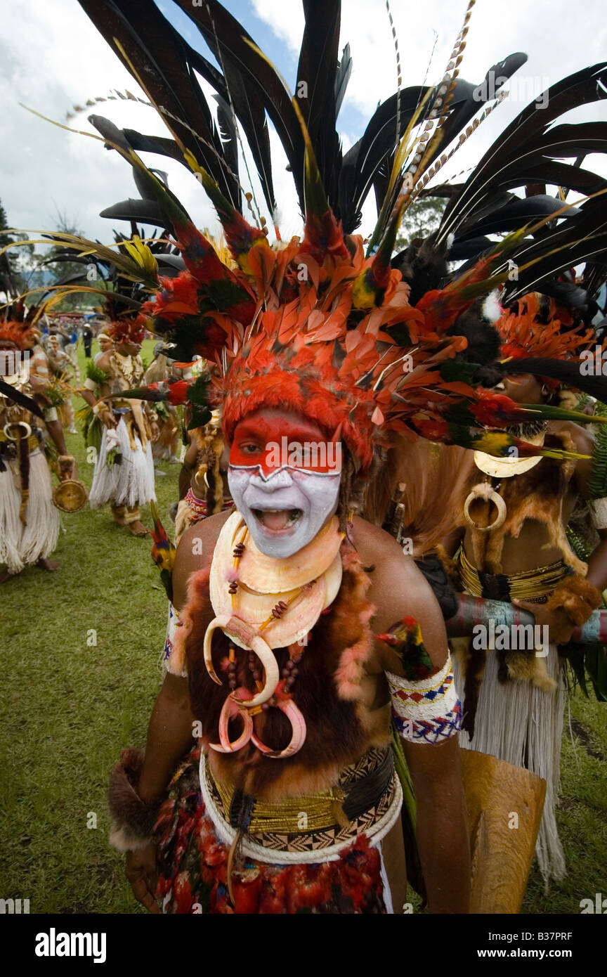 Singsing goroka tribal woman hi-res stock photography and images - Alamy