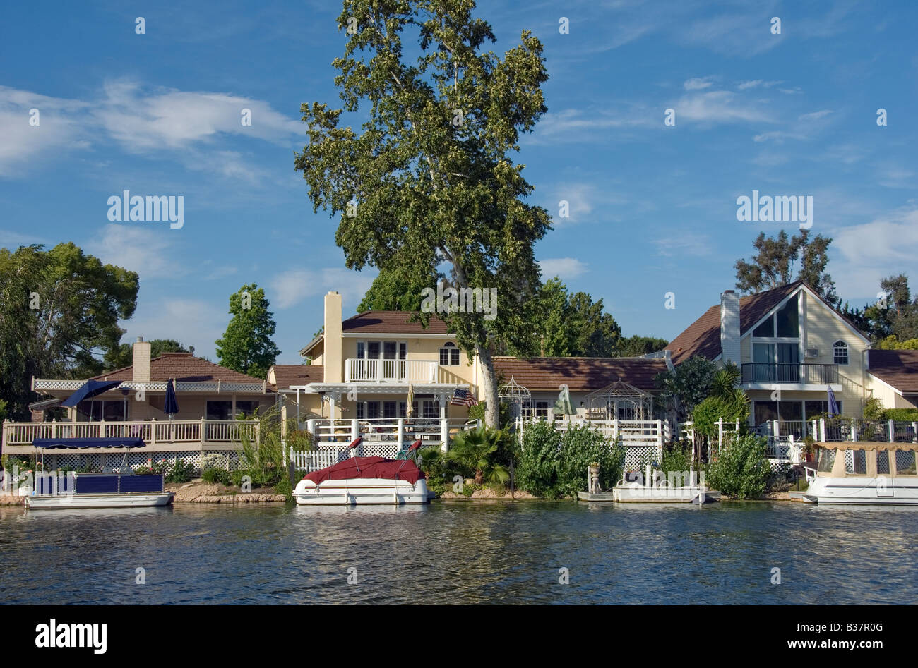 Exclusive community Houses, Homes along Lake in Westlake Village, los