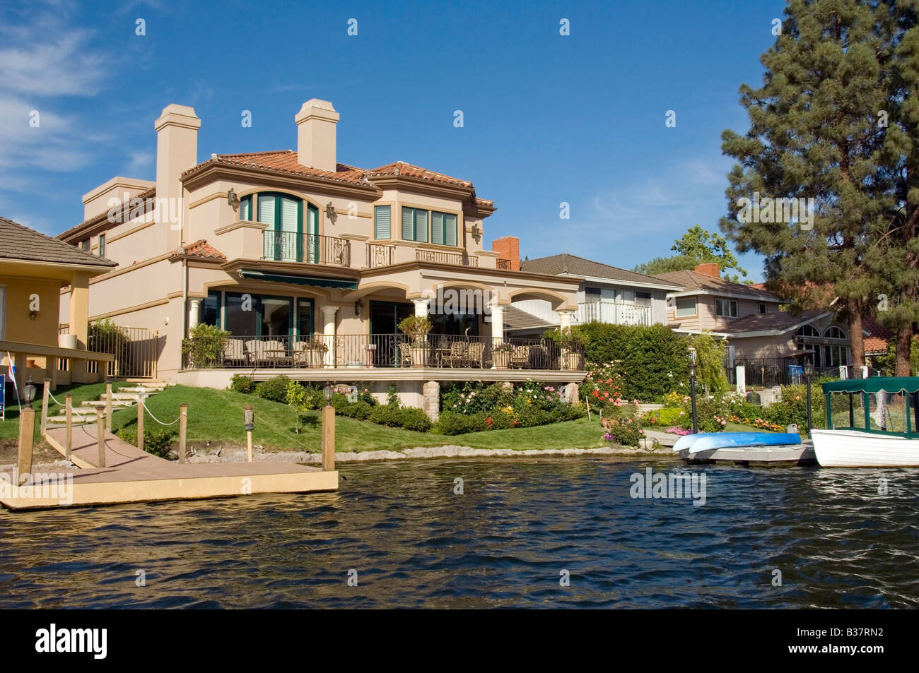 Exclusive community Houses, Homes along Lake in Westlake Village, los