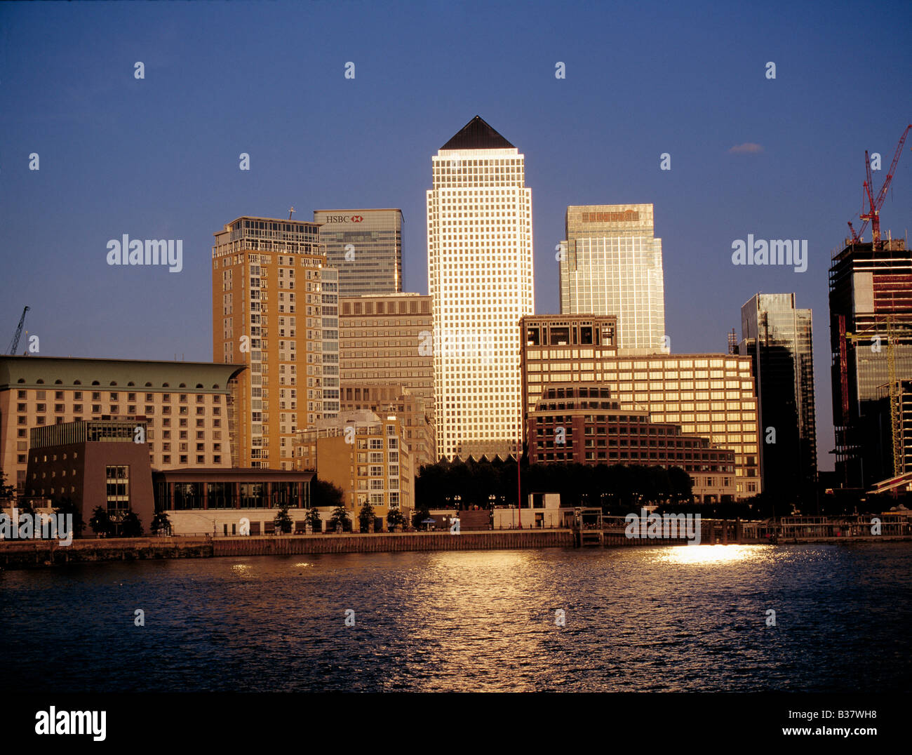 Canary wharf water sunset hi-res stock photography and images - Alamy