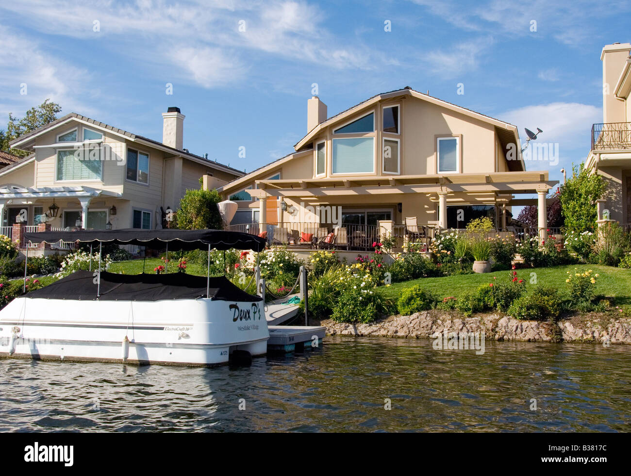 Exclusive community Houses, Homes along Lake in Westlake Village, los