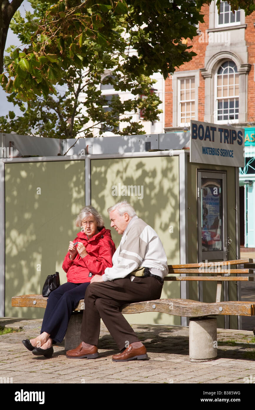 Elderly people sitting on bench hi-res stock photography and images - Alamy