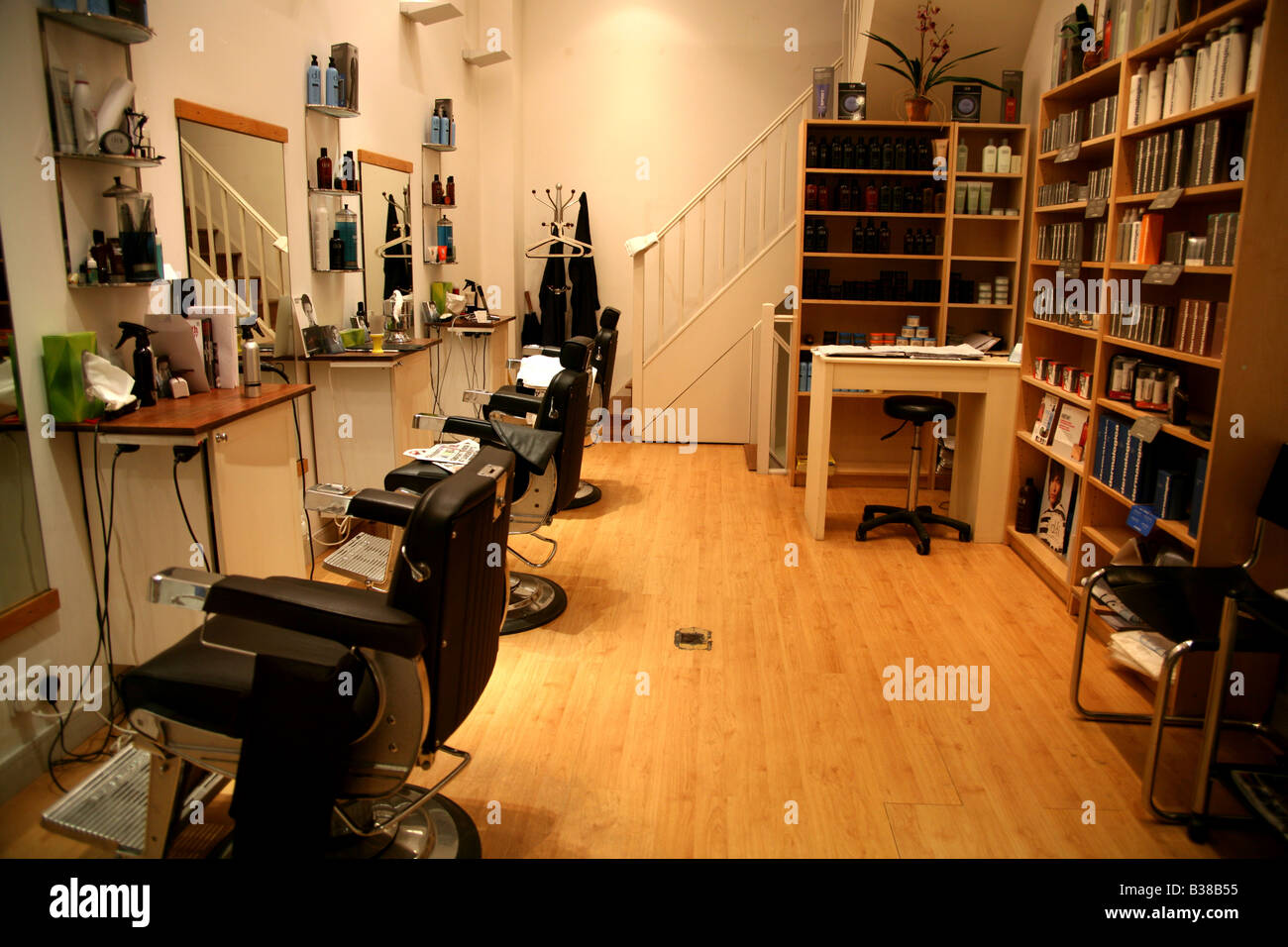 Hairdressers salon closed and at night Stock Photo Alamy