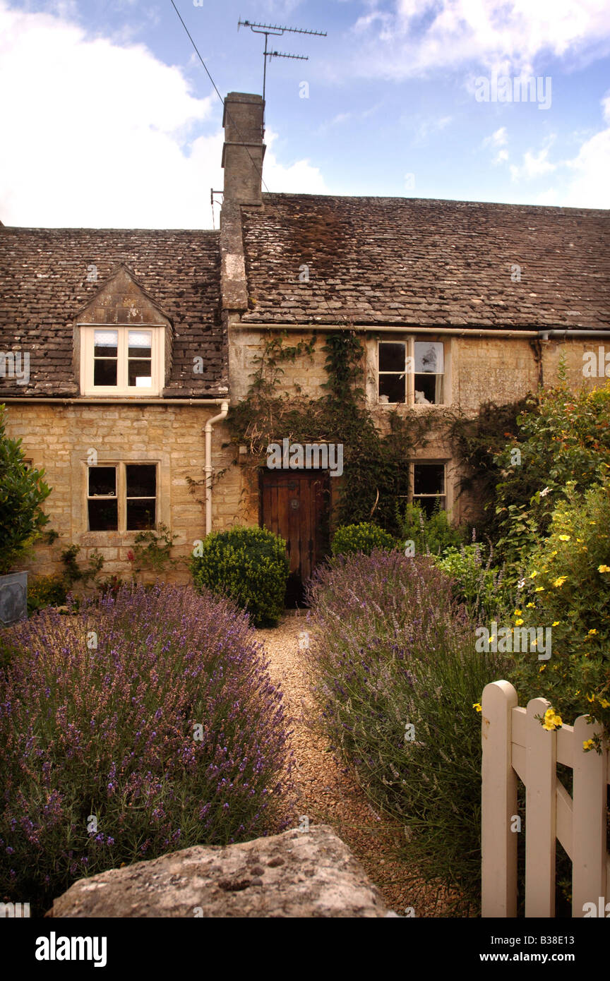A COTSWOLD COTTAGE GARDEN OXFORDSHIRE UK Stock Photo Alamy
