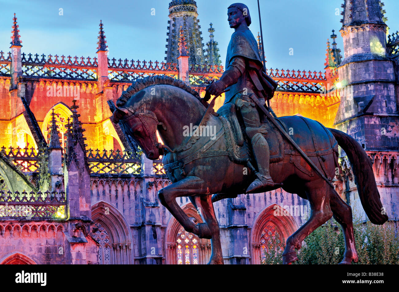 Horse statue of Don Nuno Alvares Pereira in front of the nightly iluminated monastary Santa Maria da Vitoria in Batalha Stock Photo