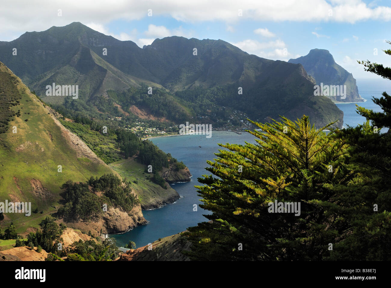 Descent to Centinella mountain View on Bahia Cumberland bay and San