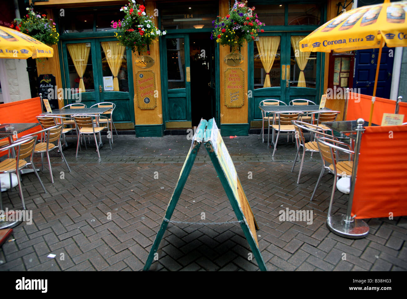 Empty restaurant terrace in Rose Street, Edinburgh Stock Photo Alamy
