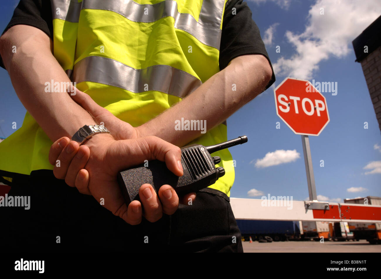 A SECURITY GUARD MANS A VEHICLE BARRIER AT THE GATEHOUSE OF SECURE PREMISES UK Stock Photo Alamy