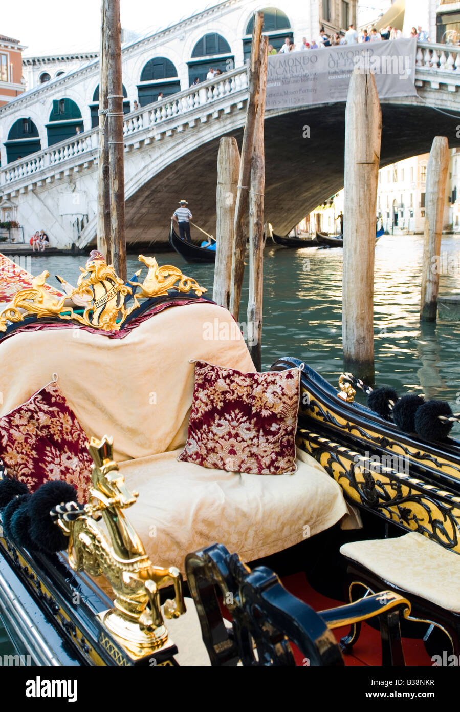 Venice rialto bridge in background hi-res stock photography and images ...