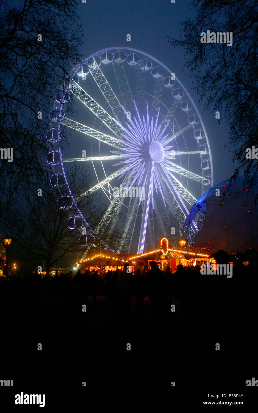 HYDE PARK LONDON CHRISTMAS TIME WINTER WONDERLAND CHRISTMAS MARKETS AND FUN FAIR RIDES Stock Photo