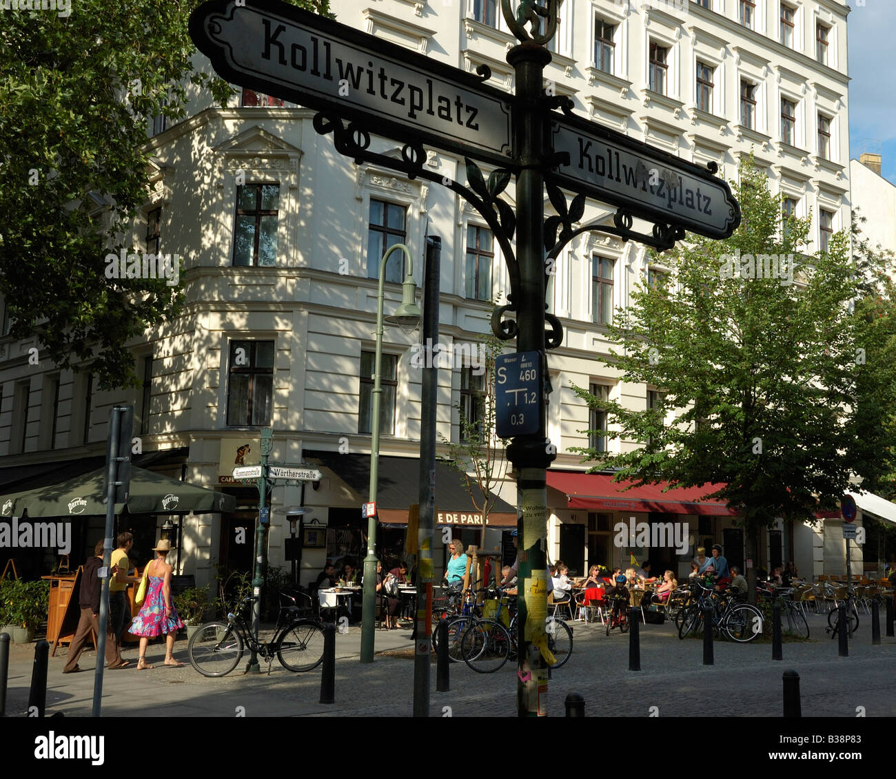Cafes and restaurants on Kollwitzplatz in fashionable Berlin district ...