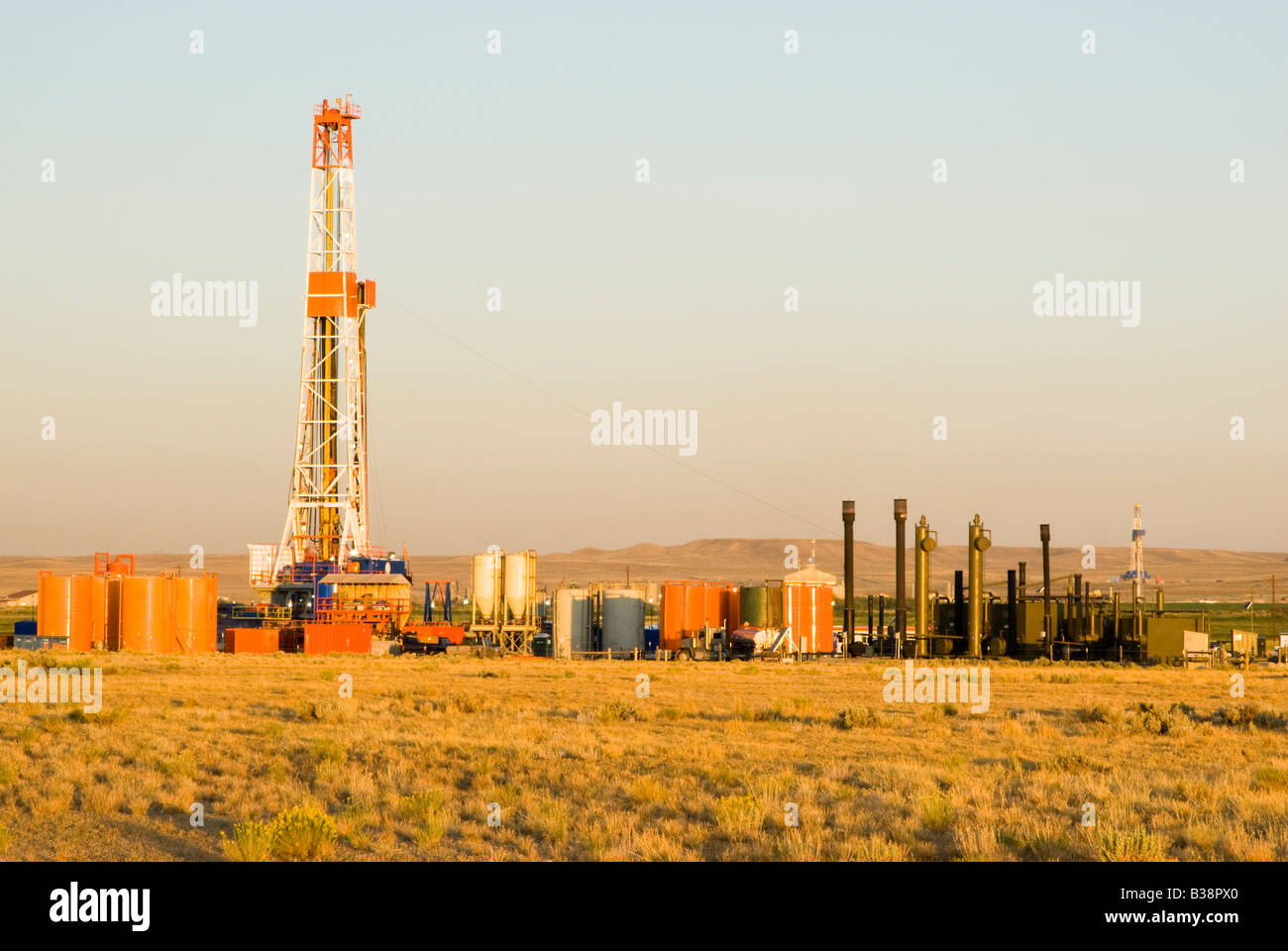 Drilling rig in wyoming hires stock photography and images Alamy