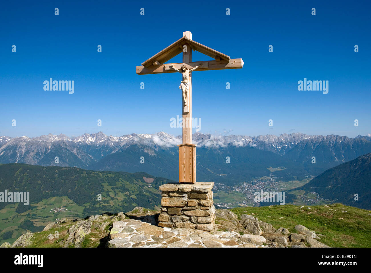 Gipfelkreuz am Sechszeiger im Pitztal Jerzens, cross on the summit of Sechszeiger Stock Photo