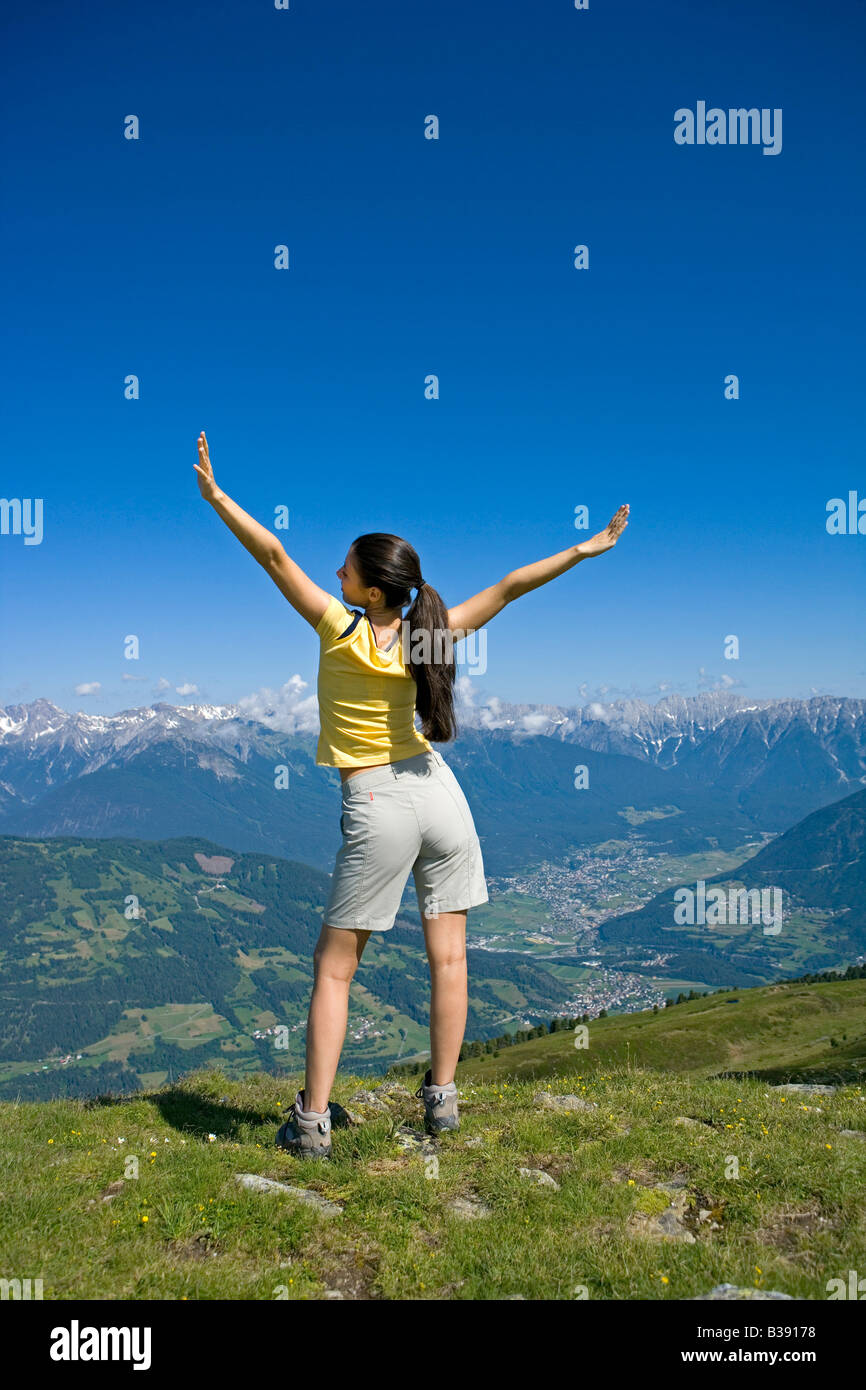 Junge Frau beim Wandern in den Bergen, young woman walking in the ...