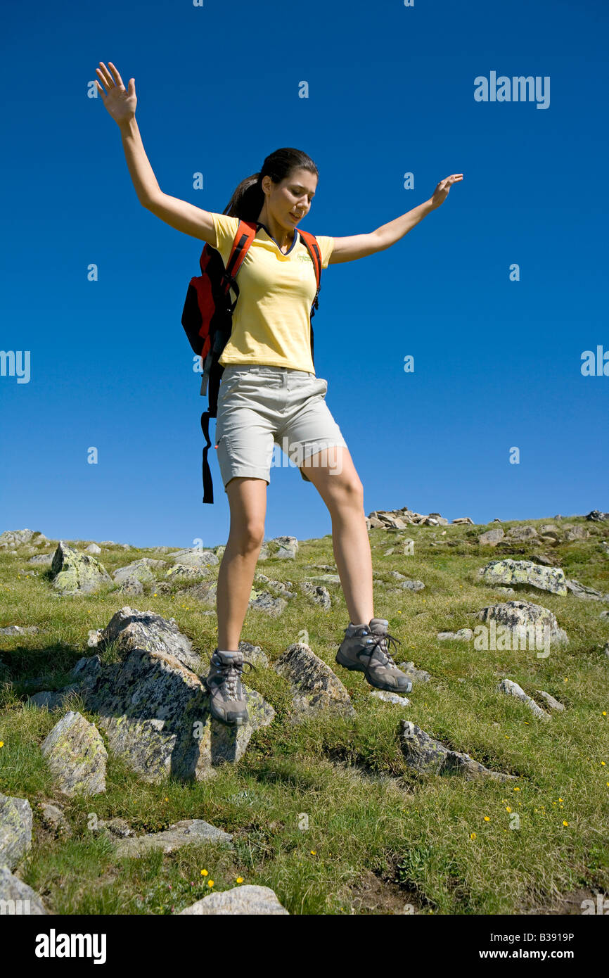 Junge Frau beim Wandern in den Bergen, young woman walking in the ...