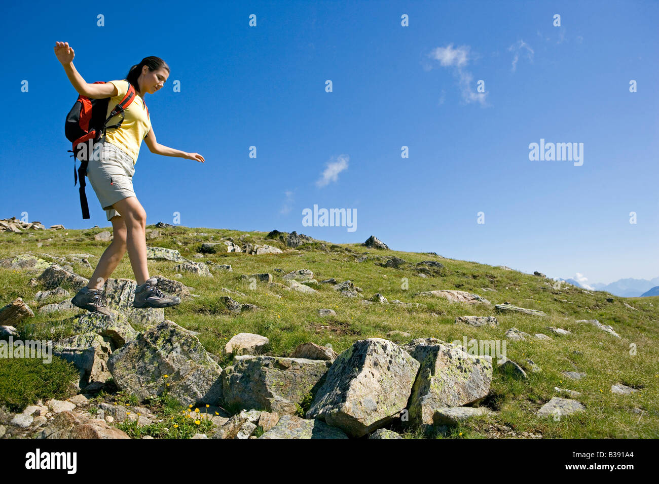 Junge Frau beim Wandern in den Bergen, young woman walking in the ...