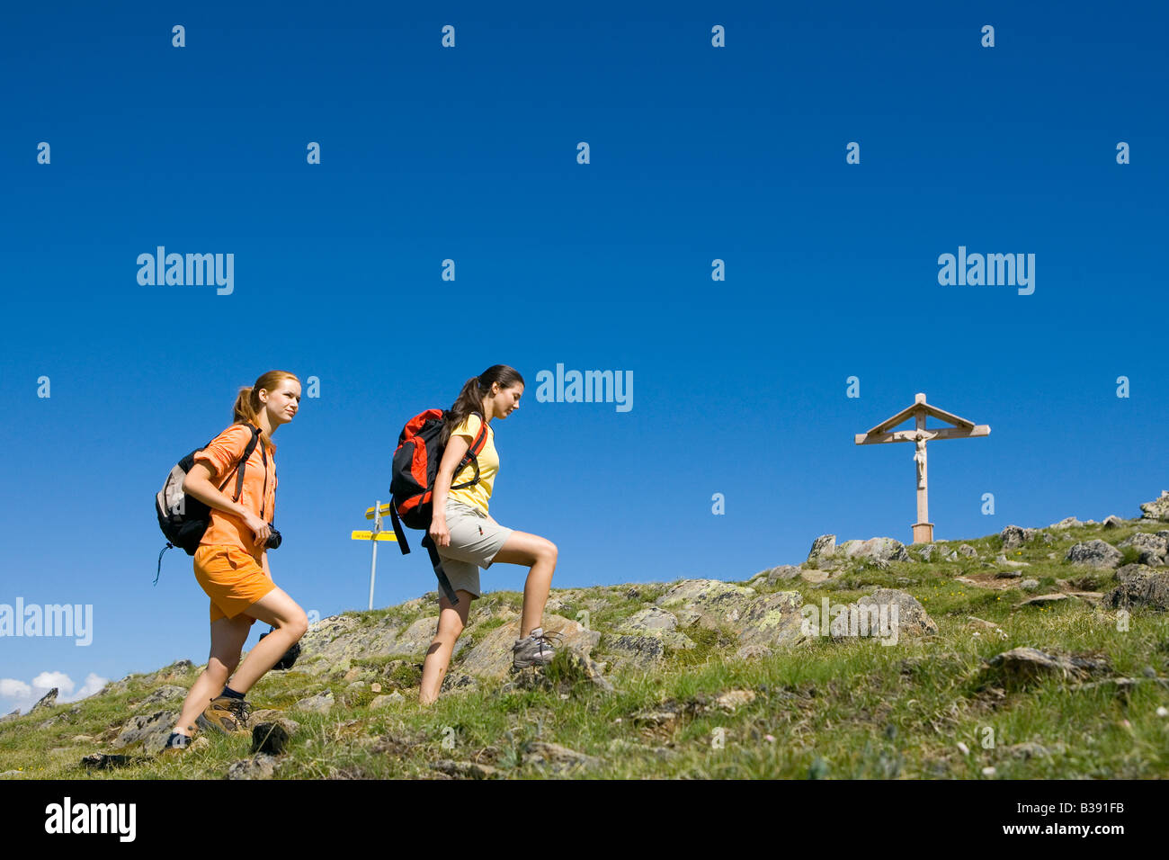 Zwei junge Frauen beim Wandern in den Bergen, two women walking in the ...
