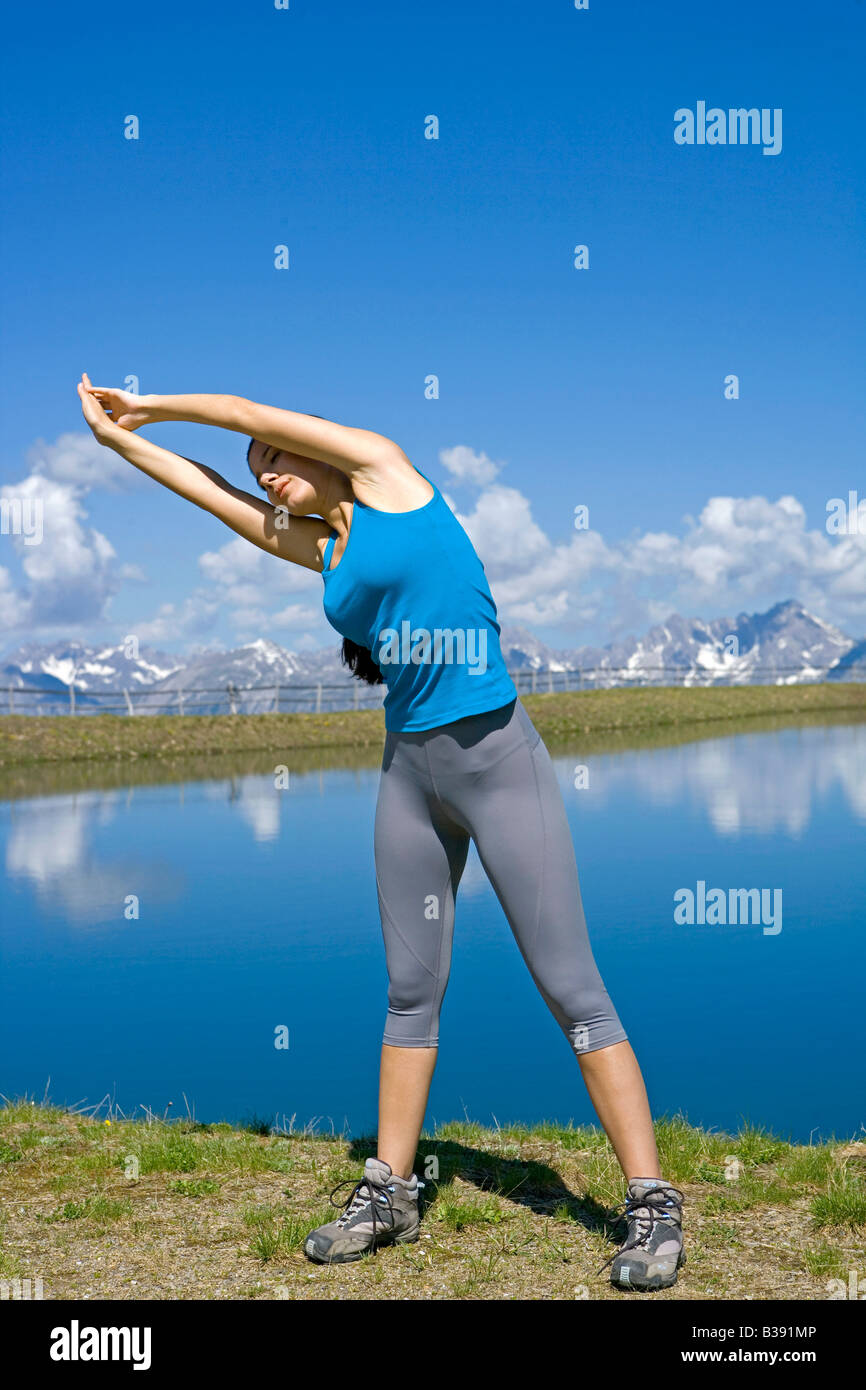 Junge Frau macht Dehnuebungen im Freien, young woman doing gym Stock Photo