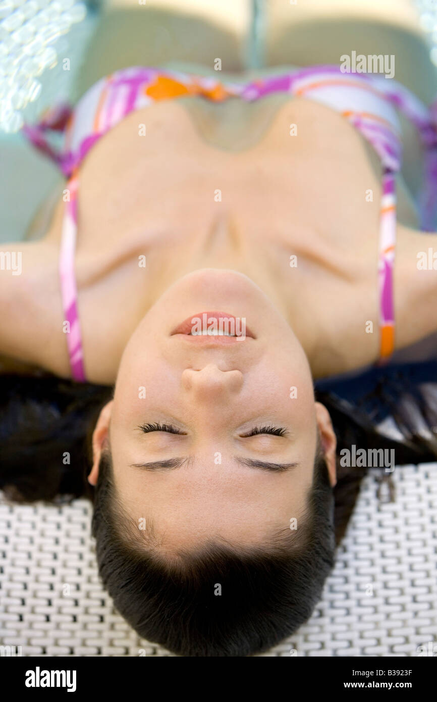 Junge Frau entspannt sich in einem Whirlpool, young woman relaxes in a Whirlpool Stock Photo