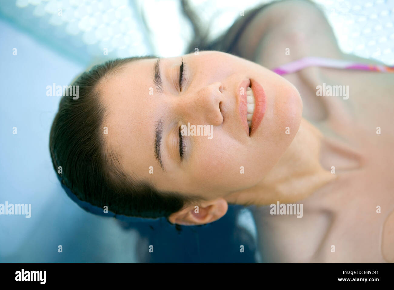 Junge Frau entspannt sich in einem Whirlpool, young woman relaxes in a Whirlpool Stock Photo