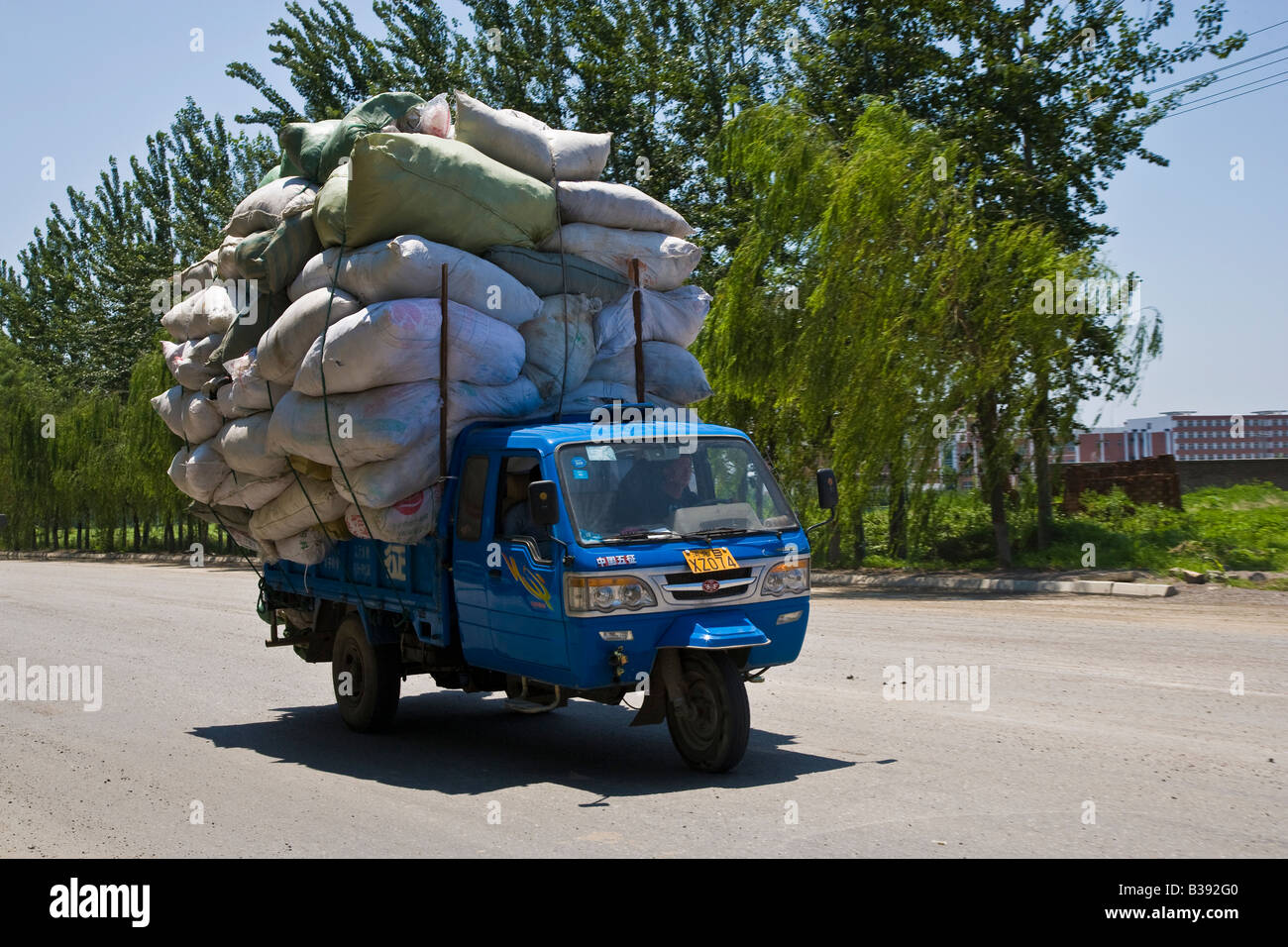 Heavy load, overloaded three-wheeler, … – License image – 70057708 ❘  lookphotos