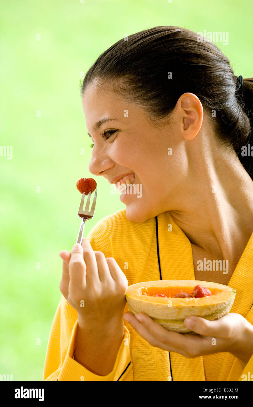 Junge Frau isst frisches Obst, Portrait, young woman eating fruits Stock Photo